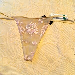 NATORI Cream Thong Panty with pretty Pink Embroidery Sz S NWT